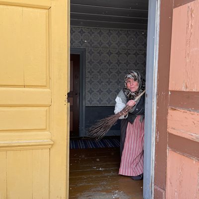 Påskkärring tittar ut ur Storgården