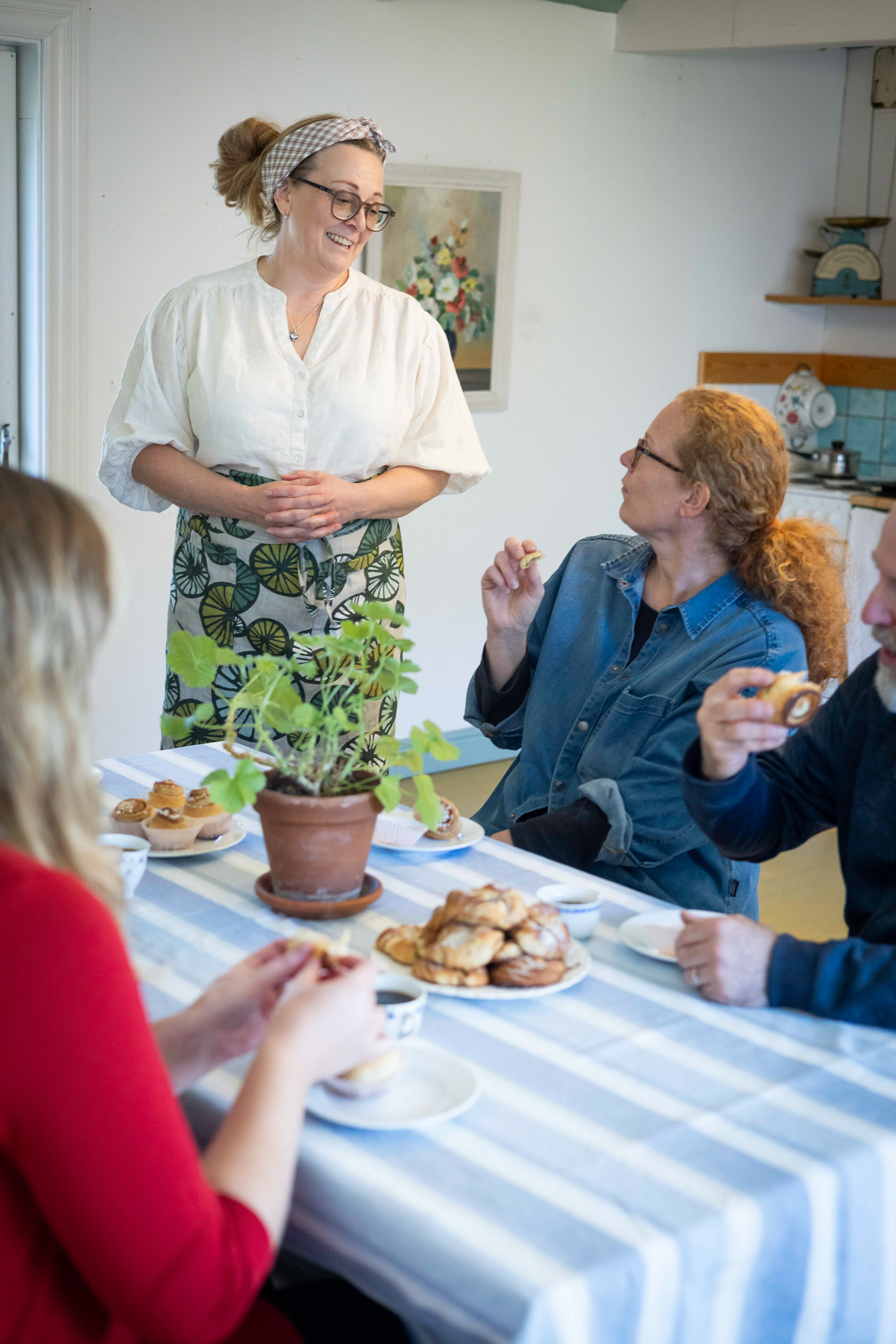 Host Anna telling guest about lucia tradition