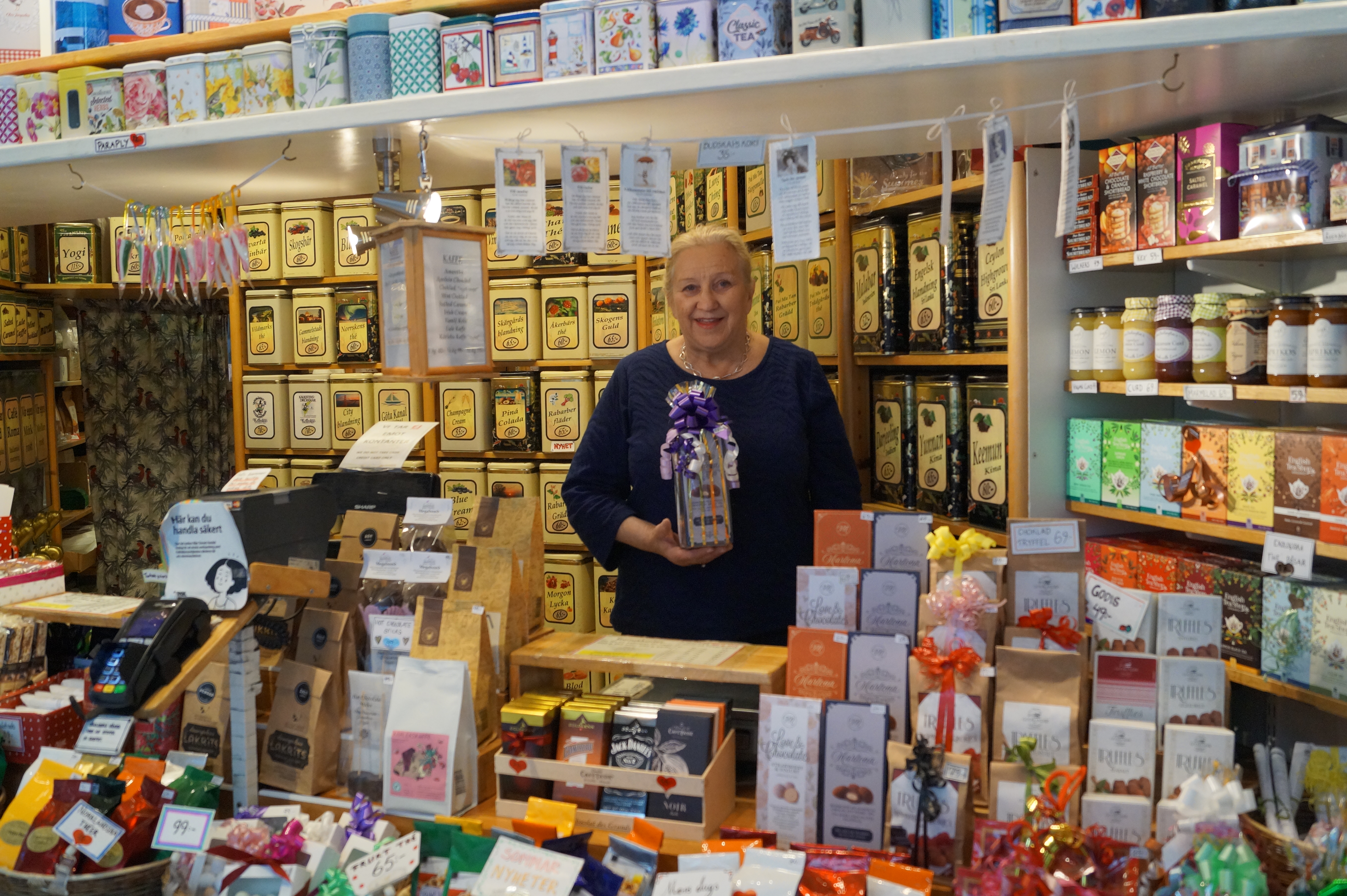 Anna Stina På Thé Shoppen I Smedjan, Med Presenter Till Nära & Kära