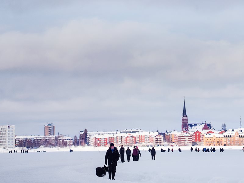 People enjoying the ice track in Luleå