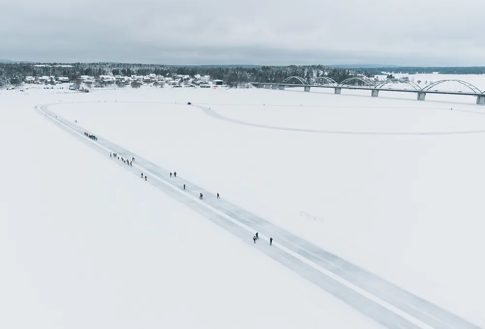 Skridskoåkare på naturis i Luleå under Schaatsen Luleå.