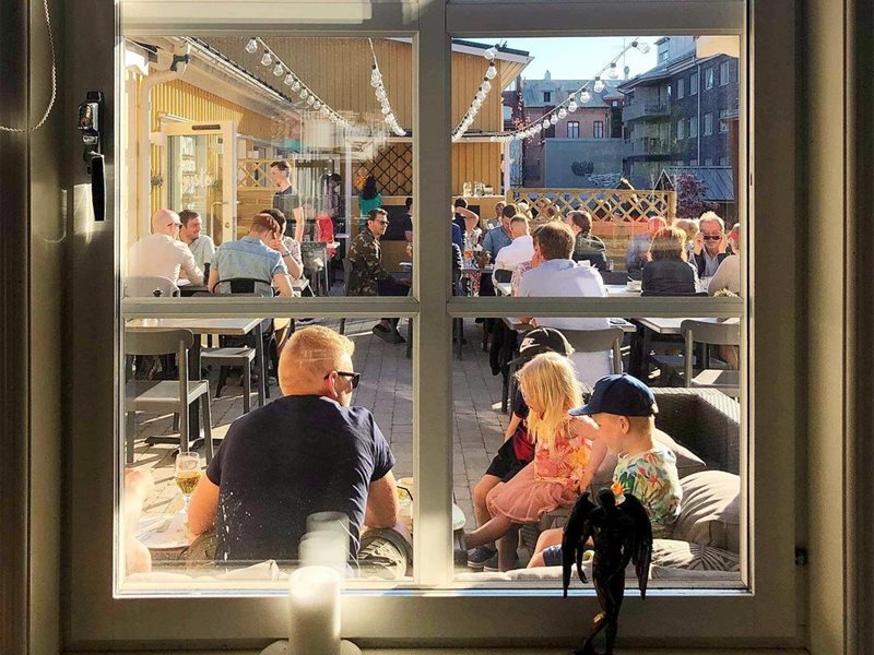 Outdoor seating at Taverna Gusto in Luleå