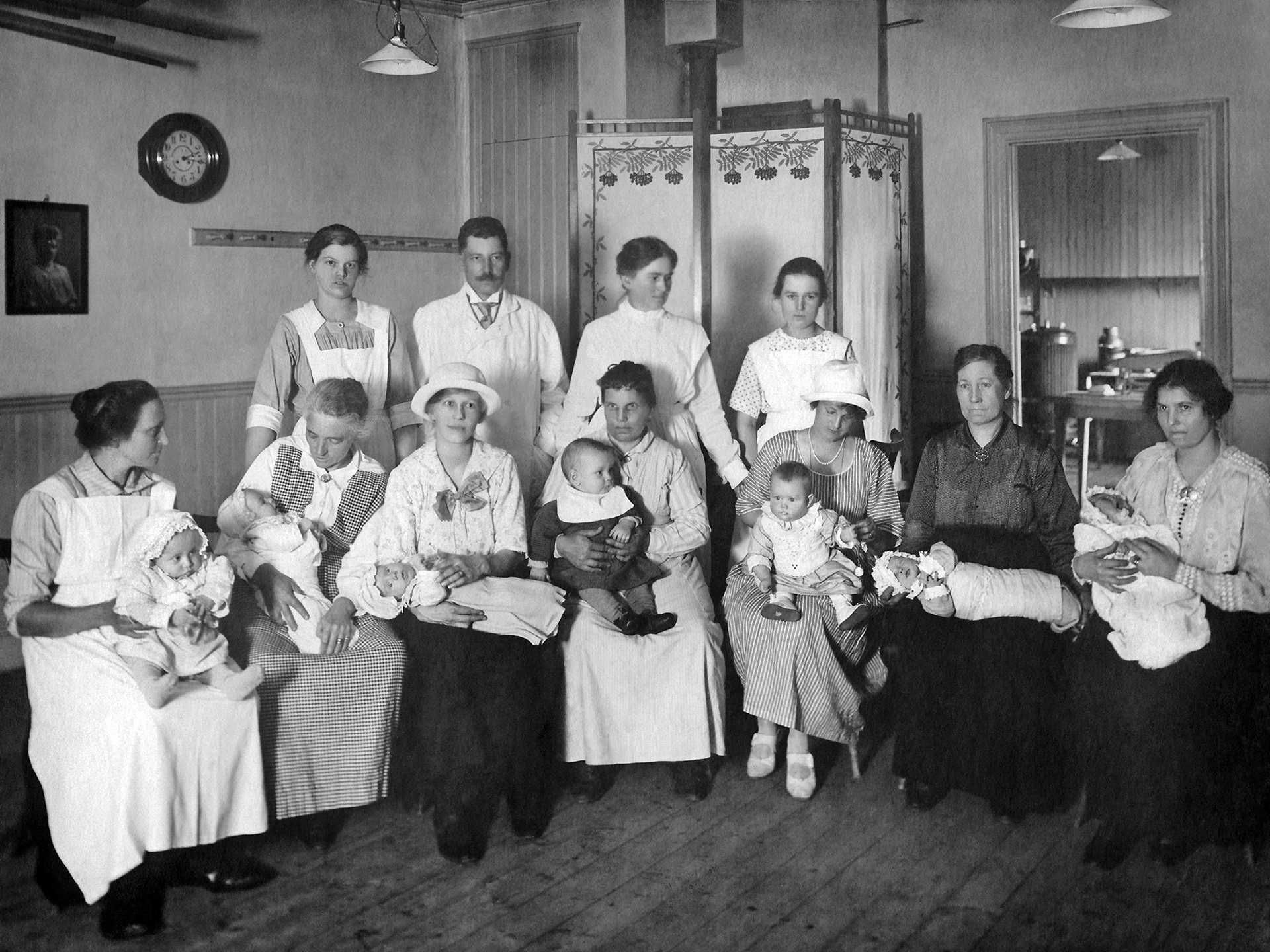 Föreningen Luleå Mjölkdroppe i Tekniska skolans lokaler i Luleå. Föreningen grundades 5 oktober 1906 genom insamlade medel från Barnens dag under sommaren samma år. Syftet var att ordna med mjölkblandningar till mödrar som, av olika anledningar, inte kunde amma sina barn. Fotograf okänd. Ur Luleå kommuns stadsarkiv.