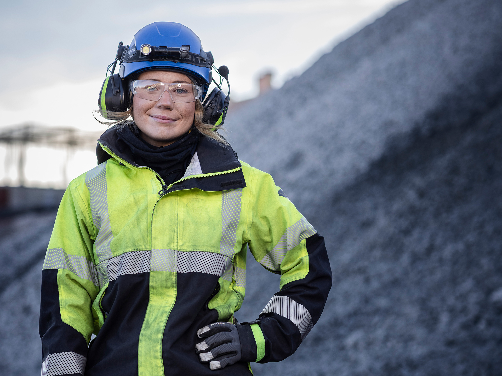 Kvinna i varselkläder och hjälm