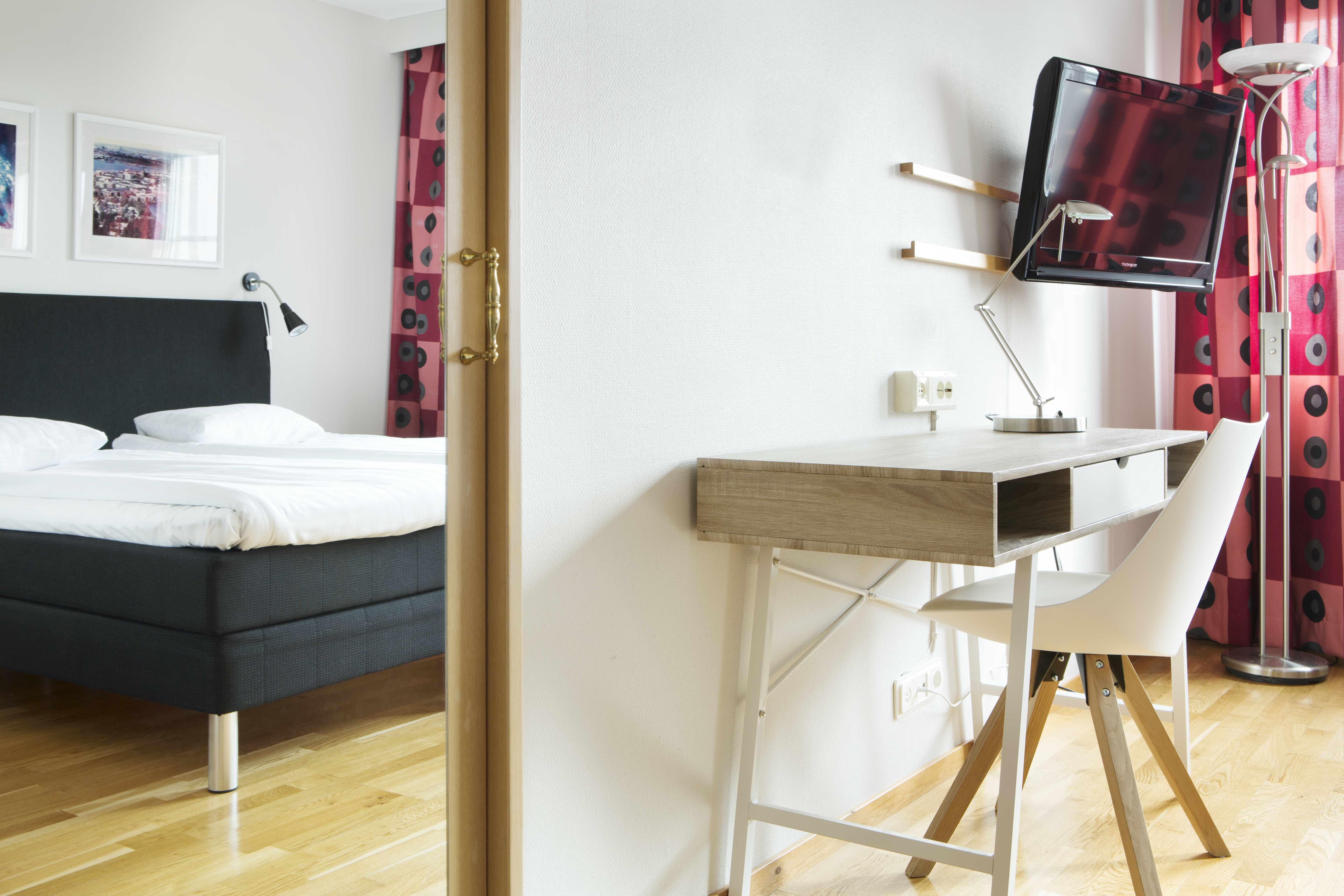 Arctic Hotel Twin Desk Mindre