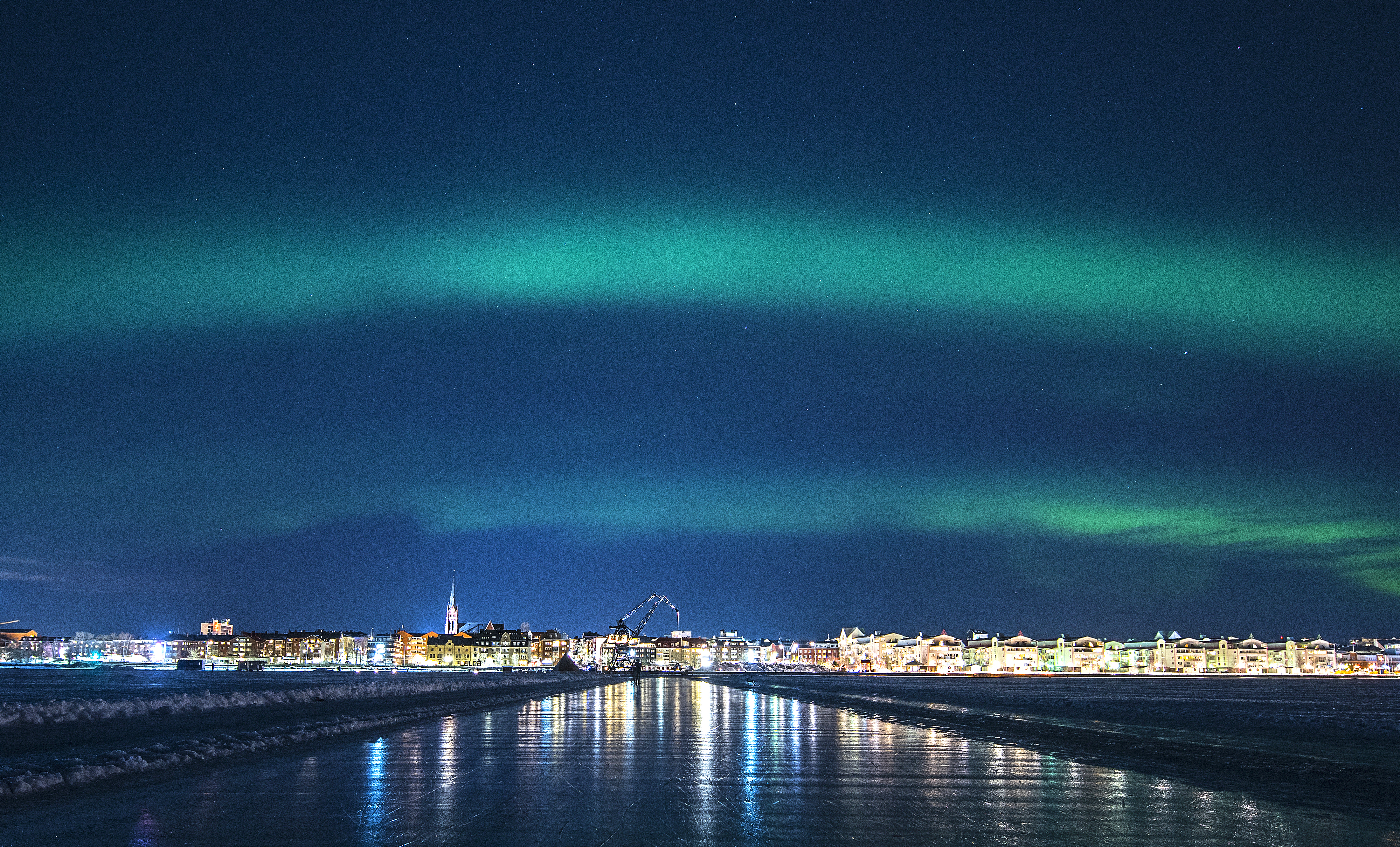 Northern lights over the ice track an Luleå city