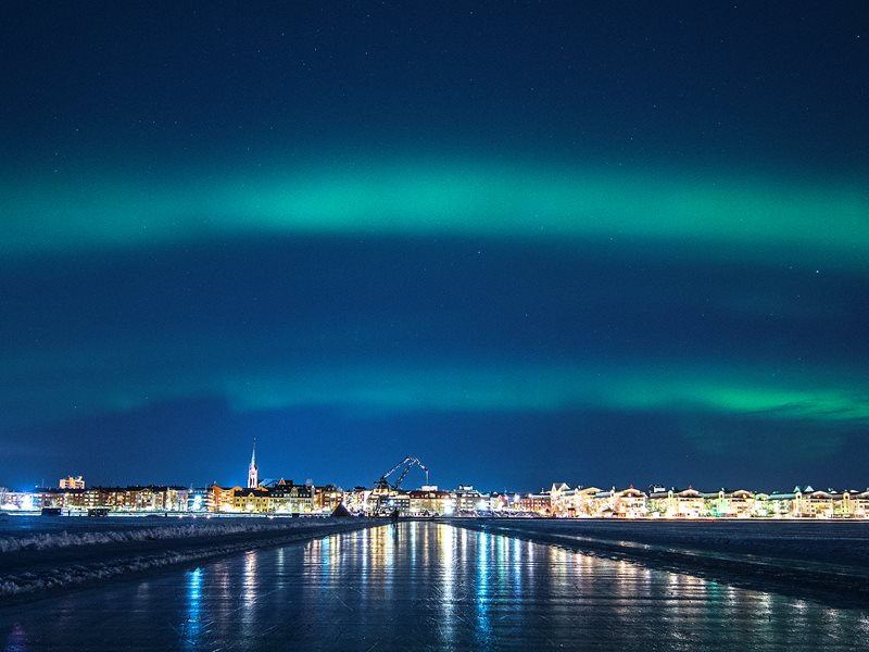 Northern lights over the ice track an Luleå city