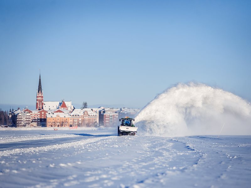 Preparing the ice track in Luleå