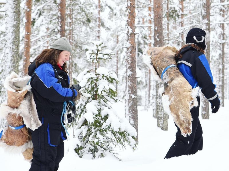 Snowshoe walk at Brändö Lodge
