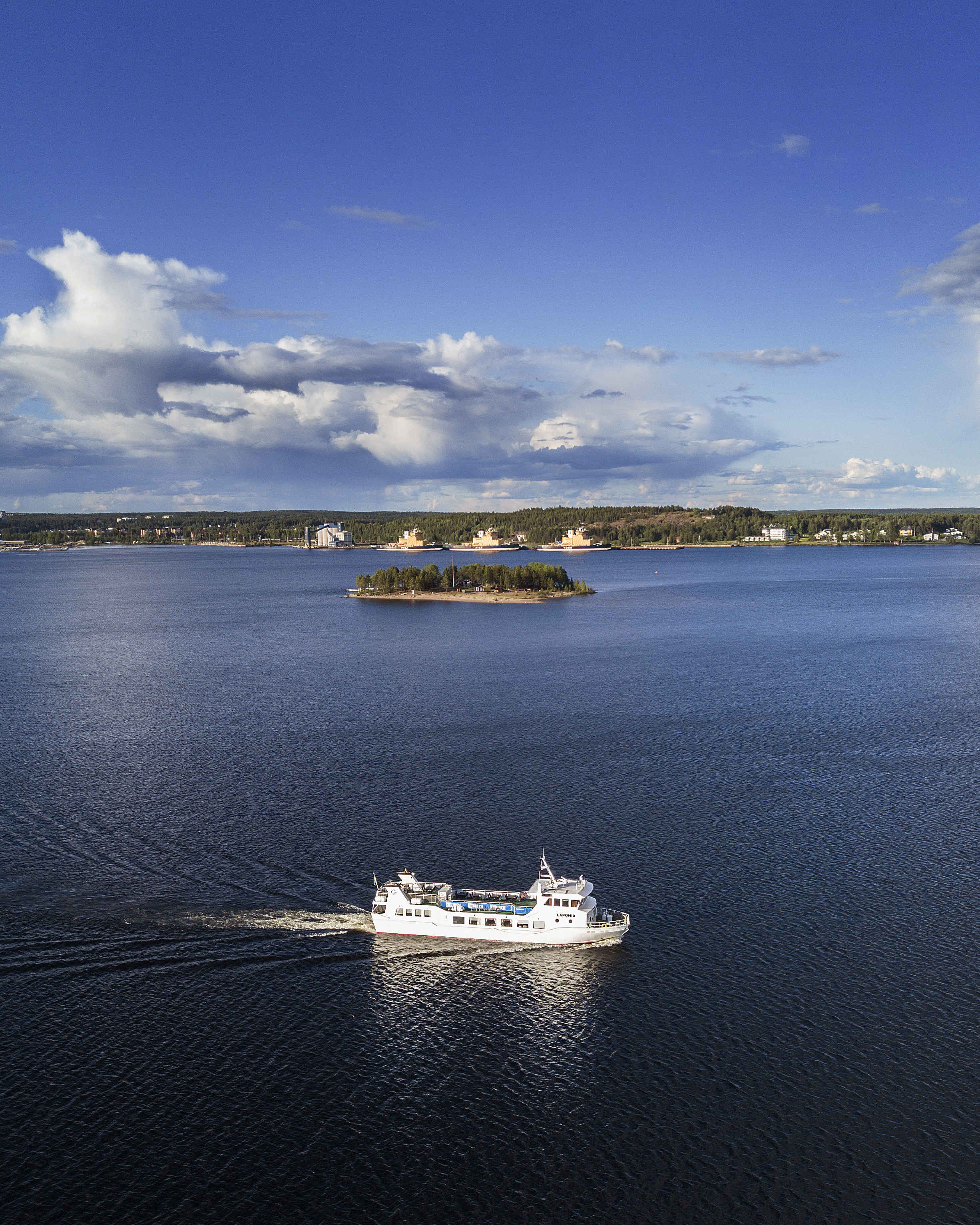 Lapnia cruising in Luleå archipelago