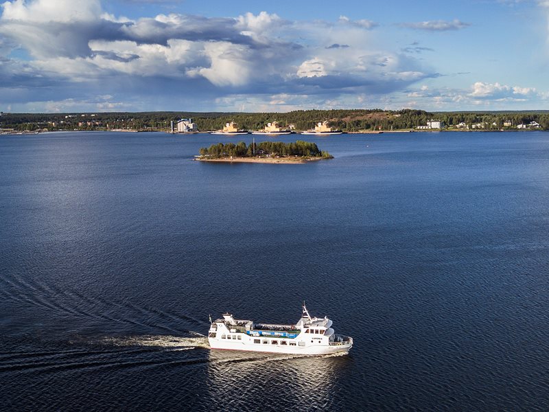 Lapnia cruising in Luleå archipelago