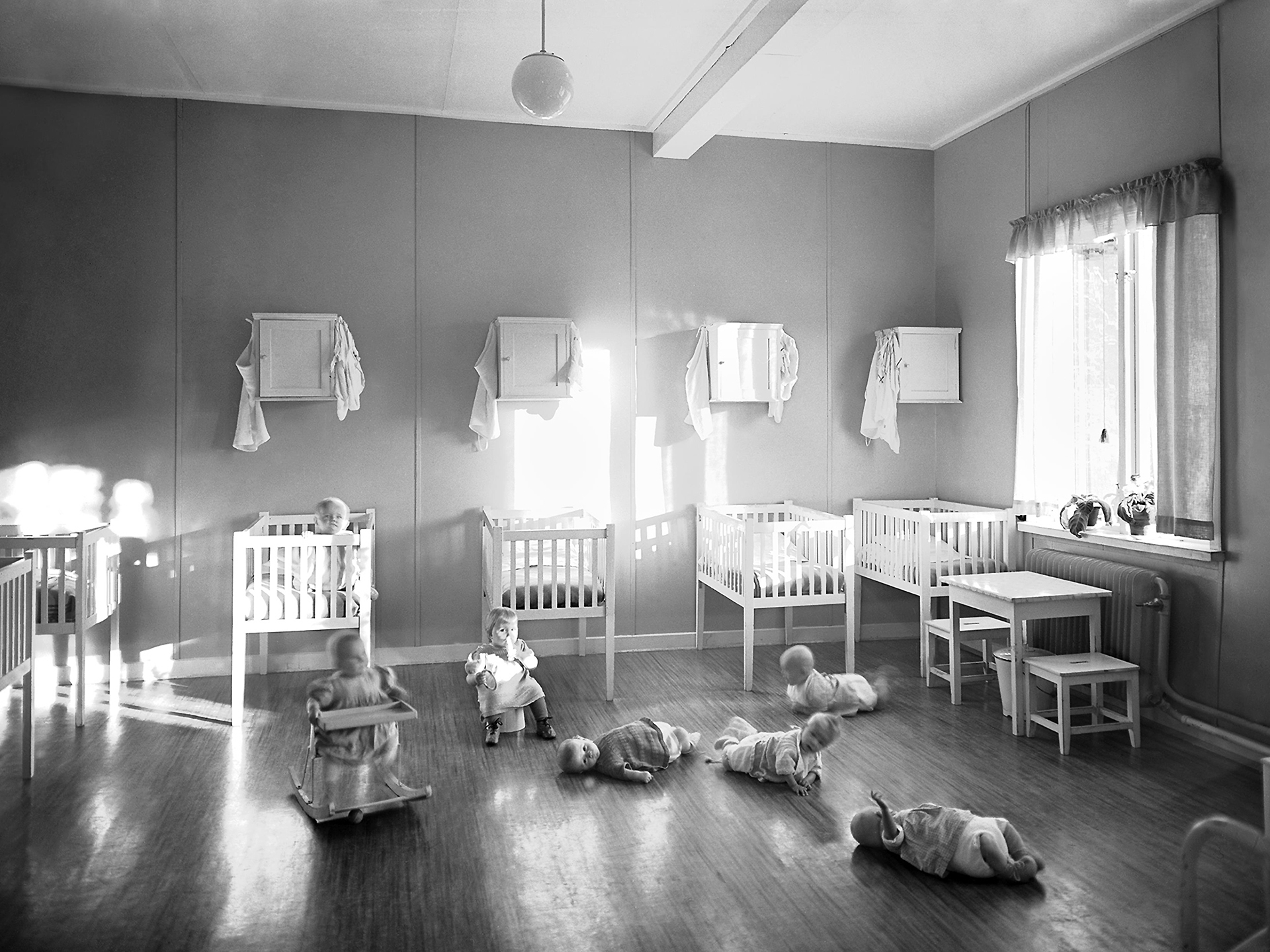 Interiörbild av Mödra- och spädbarnshemmet i före detta disponentsbostaden "Herrgården" i Karlsvik. Fotograf: Gustaf Holmström. Ur Luleå Kommuns Stadsarkiv.